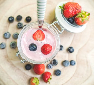 Tahta masada yoğurtlu taze meyveler.