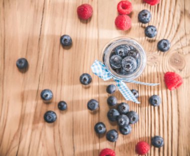 Yaban mersini ve ahududu ahşap masada, üst tarafta.