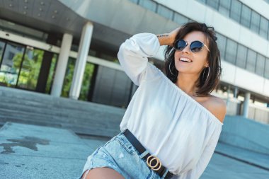 Şehirde poz veren güzel bir kız. Güzel Avrupalı kız