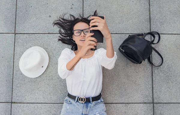 Joven Chica Feliz Con Navegación Por Teléfono Inteligente Vista Superior —  Fotos de Stock