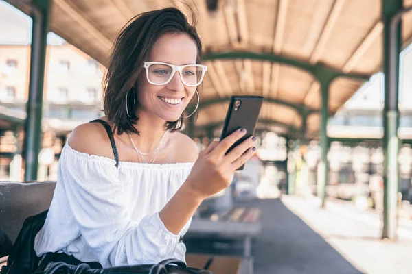 Šťastná Mladá Dívka Textové Zprávy Chytrým Telefonem Sedí Lavičce Stree — Stock fotografie