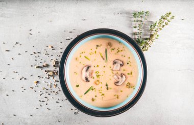 Lezzetli sağlıklı mantar çorbası ya da şampiyonlar. Yukarıdan, yukarıdan. Gri mutfak masasında servis edilen lezzetli bir yemek.. 