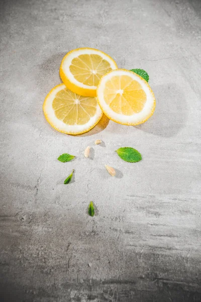 Zitronenscheibe Auf Grauem Tisch Frische Zitrusfrüchte Stück Isoliert Mit Copyspace — Stockfoto