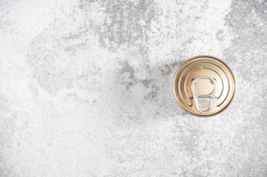 Teneke, gri arkaplanda ya da üstünde görünebilir. Kopyalama alanı