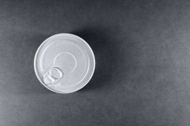 Gri üzerine izole edilmiş yiyeceklerle korunmuş bir konteynır. Teneke kutu