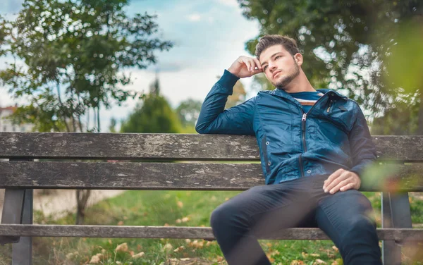 Man Bench Park Relaxing Enjoying Nature Outdoors — Stock Photo, Image