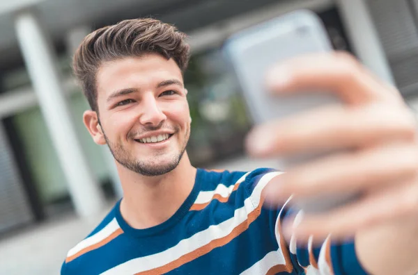 Joven Guapo Tomando Una Foto Mismo Señalando Vista Selfie —  Fotos de Stock