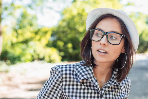 Mulher Olhando Para Lado Conceito Reação Fechar Menina Hipster — Fotografia de Stock