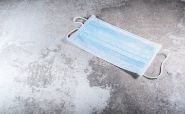 Tıbbi yüz maskesi. Ağzını ve burnunu kapatmak için plastik kulak bantlı tek kullanımlık cerrahi maske..