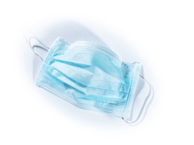 Tıbbi yüz maskesi beyazda izole edilmiş. Ağzını ve burnunu kapatmak için plastik kulak bantlı tek kullanımlık cerrahi maske..