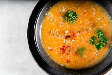 Sebzeli patates çorbasını kapat. Sağlıklı yemek ya da öğle yemeği servis ettim. Üst görünüm