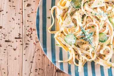 Ekşi kremalı ve otlu makarna tabağı. Tagliatelle, spagetti. Lezzetli yemek. Vejetaryen yemeği.