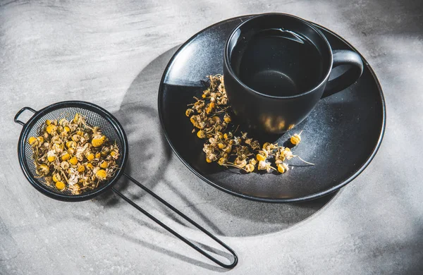 Petali Secchi Alla Camomilla Con Tazza Nera Fiori Sciolti Sul — Foto Stock