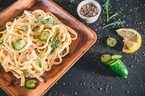 Ekşi Limonlu Otlu Salatalıklı Lezzetli Tagliatelle Makarnası — Stok fotoğraf