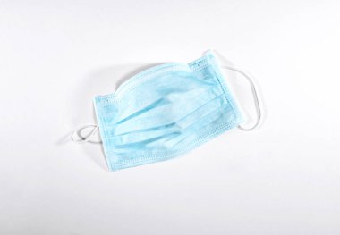 Tıbbi yüz maskesi beyazda izole edilmiş. Ağzını ve burnunu kapatmak için plastik kulak bantlı tek kullanımlık cerrahi maske..