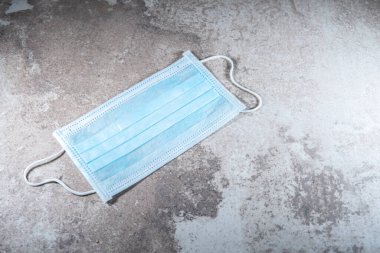 Tek kullanımlık maske, COVID-19 Coronavirus 'a karşı korunmak için cerrahi maske.