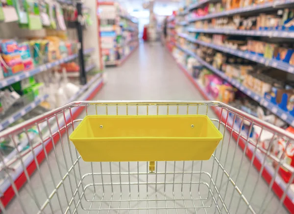 Primer Plano Supermercado Carrito Compras Empuje Concepto Compras — Foto de Stock