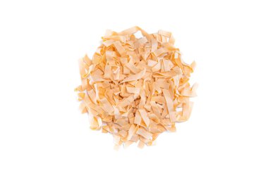 Beyaz arka planda izole edilmiş pişmemiş kurutulmamış makarna tagliatelle.