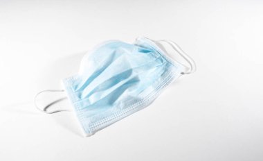 Tek kullanımlık maske, COVID-19 Coronavirus 'a karşı korunmak için cerrahi maske. Beyazda izole edilmiş 