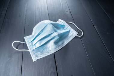 Tıbbi yüz maskesi. Ağzını ve burnunu kapatmak için plastik kulak bantlı tek kullanımlık cerrahi maske..