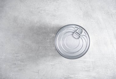 Teneke, gri arkaplanda ya da üstünde görünebilir. Kopyalama alanı