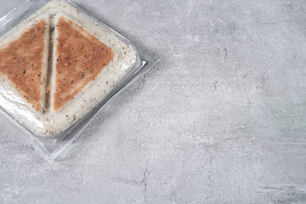 Sandwich Una Caja Plástico Transparente Bolsa Nylon Para Sobre Fondo — Foto de Stock