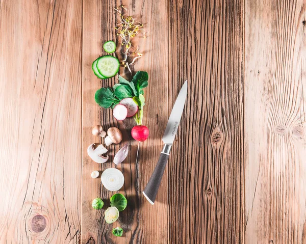 Ahşap Masa Üzerinde Bıçağı Olan Çeşitli Sebzeler Düz Görünüm Üzerinde — Stok fotoğraf