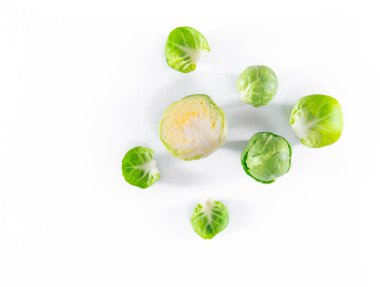 Çiğ Brüksel lahanaları beyaz arkaplan, üst görünüm - yukarıda veya tepede izole