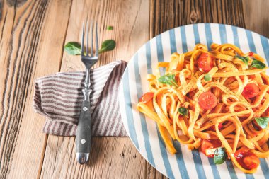 Tabakta domates soslu makarna. Lezzetli bir porsiyon tagliatelle. Eski konsept