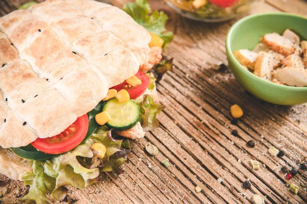 Sandwich Avec Délicieux Poulet Salade Mixte Légumes Sur Table Bois — Photo