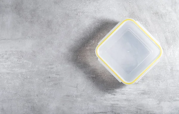 Gri arka planda yiyecek için boş konteynır veya kutu