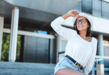 Güzel genç bir kadın poz veriyor. Güzel kız modası, dışarıda.