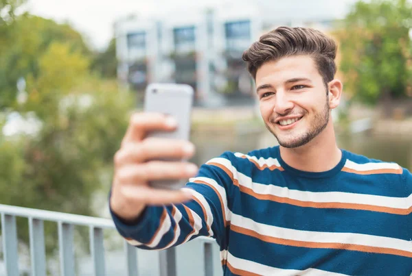 Joven Alegre Sonriendo Tomando Selfies Mientras Disfruta Día Ciudad —  Fotos de Stock