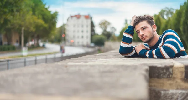 Hermoso Tipo Posando Aire Libre Joven Guapo Gran Espacio Copia — Foto de Stock