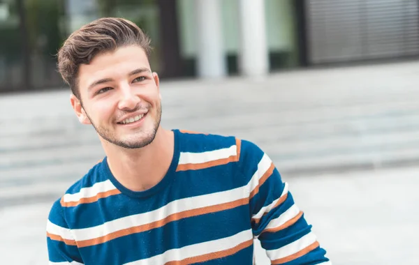 Veselý Portrét Mladého Muže Který Dívá Stranu Pozitivní Chlap Usmívá — Stock fotografie