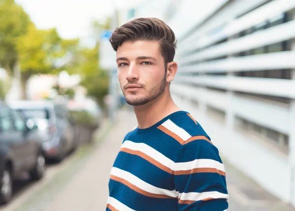 Sokaktaki Genç Adamın Portresi Yakışıklı Adam Dışarıda — Stok fotoğraf