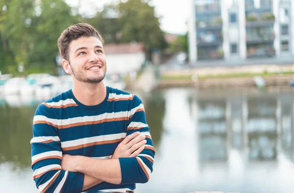 Sonríe Hermoso Hombre Alegre Frente Río Pensando Positiv Aire Libre —  Fotos de Stock