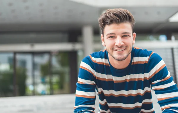 Närbild Positiv Ung Man Leende Snygg Glad Kille Lycka Koncept — Stockfoto