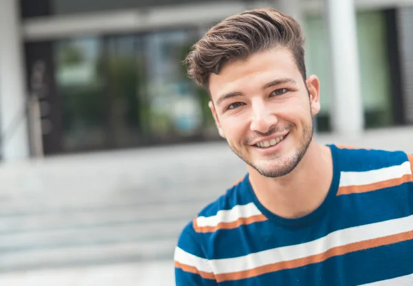 Närbild Porträtt Vacker Ung Man Ler Utomhus Lycklig Kille — Stockfoto