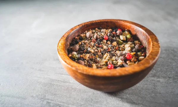ボウルにスパイス 混合または食品調理のための様々な乾燥穀物 — ストック写真