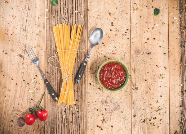 Száraz Spagetti Asztalon Főzés Nélkül Szárított Tészta Paradicsomleveses Salsával Kanál — Stock Fotó