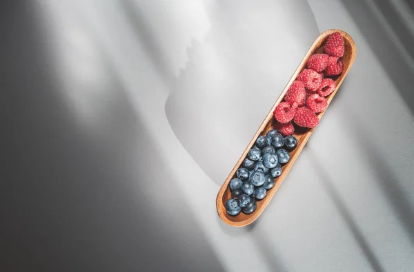 Blueberries Raspberries Bowl Gray Table Topview — Stock Photo, Image