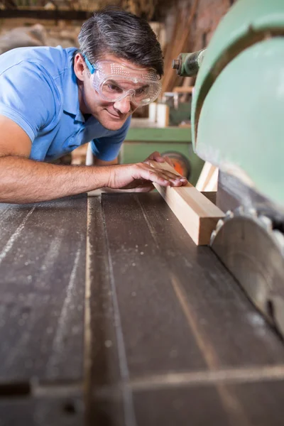 Falegname taglio del legno sulla sega circolare — Foto Stock