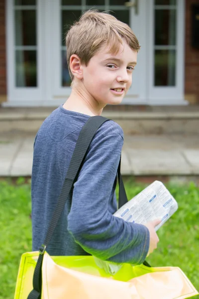 Portrait d'un adolescent livrant un journal à la maison — Photo