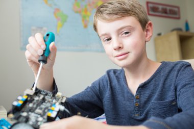 Çocuk Yatak odasında robot kiti montaj