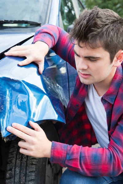 Motorista infeliz com carro danificado após acidente — Fotografia de Stock