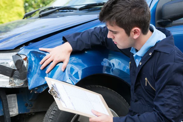 Auto Workshop Mechanic Inspecting Damage To Car And Filling In R — Stock Photo, Image