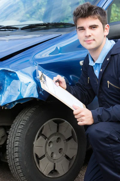 Auto Workshop Mechanic Inspecting Damage To Car And Filling In R — Stock Photo, Image