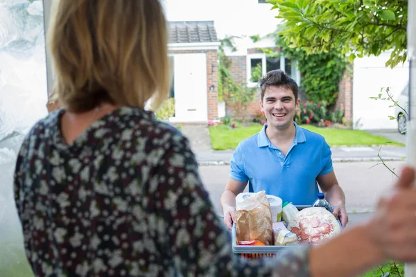 Driver Delivering Online grocery order — стоковое фото