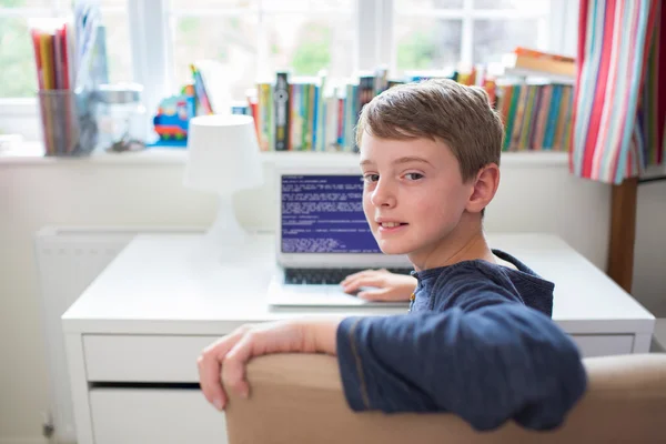 Adolescente chico en dormitorio escritura código informático — Foto de Stock